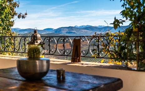 Montañas escarpadas en la distancia